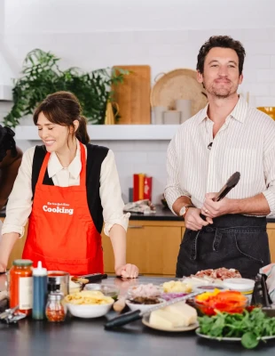 Οι πρωταγωνιστές της ταινίας 'Eternity' φτιάχνουν πίτσα σε μία απολαυστική συνέντευξη