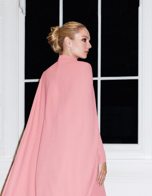 Η απόγονος της δυναστείας της Swarovski, Marina Raphael, ως cover star του GLOW Δεκεμβρίου, αποκαλύπτεται για το πώς έχτισε τη δική της αυτοκρατορία μόδας