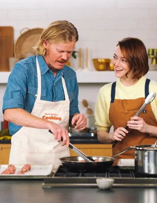 Οι συμπρωταγωνιστές Emma Stone και τον Jesse Plemons μπαίνουν στην κουζίνα και μαγειρεύουν 