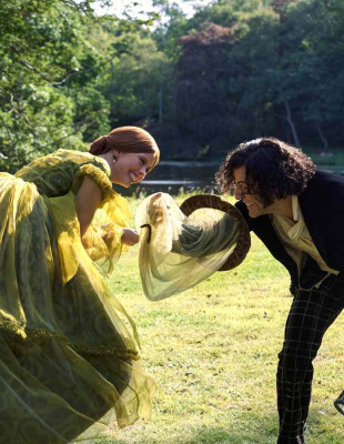 Η Mia Goth και ο Oscar Isaac συζητούν τον σημαντικό ρόλο που διαδραμάτισαν τα κοστούμια τους στην ταινία 'Frankenstein'