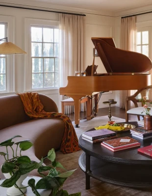 Ένα καλιφορνέζικο σπίτι με έντονη ευρωπαϊκή ταυτότητα και δυναμική παρουσία της τέχνης