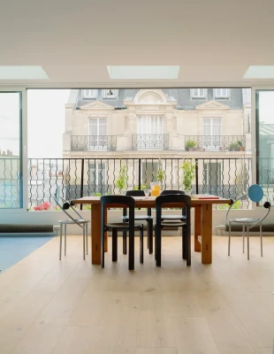 Αυτό το διαμέρισμα σε διατηρητέο κτήριο του Παρισιού υμνεί τα χρώματα και το σύγχρονο σχέδιο