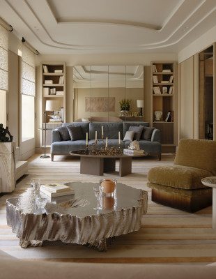 Πλημμυρισμένο από το φως του ήλιου, ένα μικρό διαμέρισμα του 19ου αιώνα στο Παρίσι απέκτησε νέα ζωή