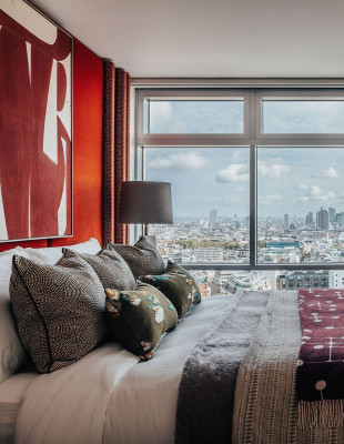 Μια κατοικία στο Centre Point του Λονδίνου μεταμορφώνει τον μπρουταλισμό σε έναν ύμνο χρώματος και τέχνης 