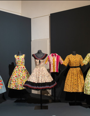 Η άγνωστη πλευρά του Andy Warhol: Η έκθεση που συνδυάζει τα υφάσματα με την Pop Art