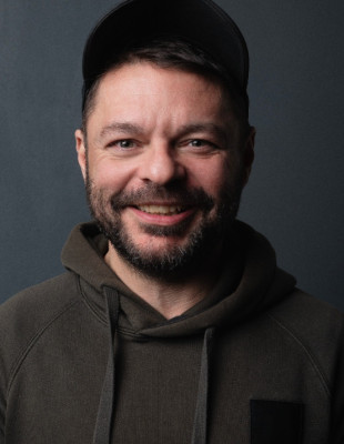 Ο εικαστικός Νίκος Ιωσήφ, σε μια άκρως δημιουργική περίοδο, μετατρέπει τα έργα του σε έναν «ζωντανό» διάλογο με τη Θεσσαλονίκη