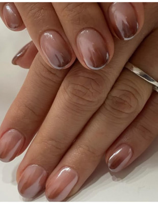 Nail trend alert: Η Sydney Sweeney μας απέδειξε ότι μπορούμε να πετύχουμε ένα εντυπωσιακό manicure... με σκιά ματιών