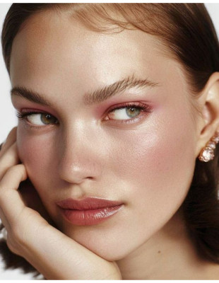 Cranberry makeup: Το μπορντό πρωταγωνιστεί και δημιουργεί το πιο σαγηνευτικό winter look