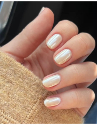 Vanilla glass nails: Το μανικιούρ που υιοθετούν αυτή τη στιγμή μόνο οι πιο chic γυναίκες 