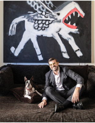 O Φίλιππος Τσαγκρίδης μάς υποδέχεται στο κομψό διαμέρισμά του στο Κολωνάκι που είναι «πλημμυρισμένο» από Τέχνη