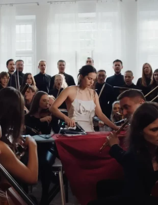 Η Rosalía κυκλοφόρησε το νέο της τραγούδι, Berghain, με ένα video clip που εντυπωσιάζει και styling που ξεχωρίζει