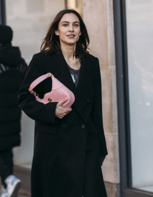 Μαύρο Παλτό: Τα σχέδια που θα χαρίσουν διαχρονικότητα στην γκαρνταρόμπα σας