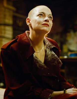 Bugonia: Παρακολουθήσαμε το αλλόκοτο καθρέφτισμα της εποχής μας στη νέα ταινία του Γιώργου Λάνθιμου