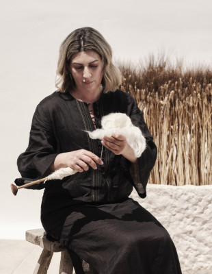 Η δημιουργός Φαίη Χατζή ξεδιπλώνει την τέχνη του αργαλειού, αποδεικνύοντας ότι το παρελθόν είναι άρτια συνυφασμένο με το παρόν