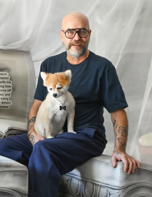 Ο Ανδρέας Αγγελιδάκης μιλάει στο GLOW για την εκπροσώπηση της Ελλάδας στην 61η Μπιενάλε της Βενετίας