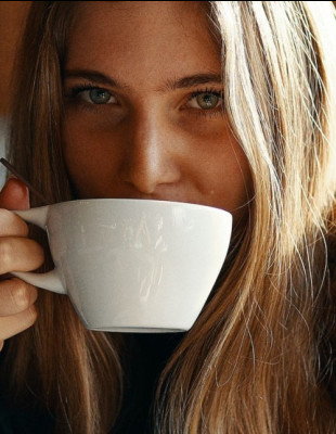 Μήπως η καθημερινή κατανάλωση matcha latte επηρεάζει τα μαλλιά σας περισσότερο από όσο νομίζετε;