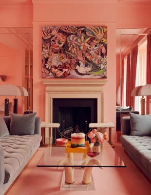 Αυτό το λονδρέζικο σπίτι συνδυάζει με μοναδικό τρόπο μια πολύχρωμη παλέτα αποχρώσεων με την αισθητική των ’80s