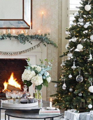 Ρωτήσαμε το ChatGPT ποιες είναι οι κορυφαίες τάσεις στα χριστουγεννιάτικα δέντρα του 2025 και αυτές είναι οι απαντήσεις του