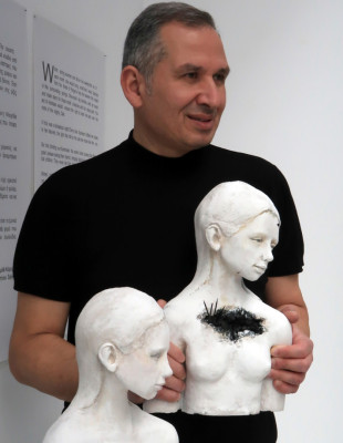 Συζητώντας με τον εικαστικό Γιάννη Αργυριάδη, τον άνθρωπο που μετατρέπει έναν από τους πιο κεντρικούς δρόμους της Θεσσαλονίκης σε ανοιχτό μουσείο