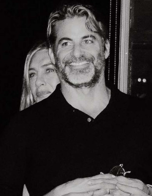 Η Jennifer Aniston επιβεβαίωσε τη σχέση της με τον Jim Curtis μέσα από μια τρυφερή φωτογραφία 