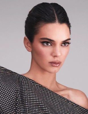 Eyeshadow Layering: Πώς να πειραματιστείτε με διαφορετικές υφές σκιών για τα πιο εντυπωσιακά looks