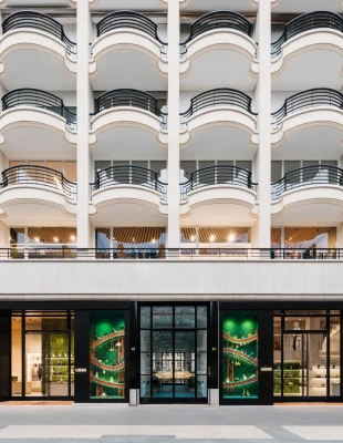 Στη θρυλική Avenue Montaigne του Παρισιού, δεσπόζει το νέο iconic flagship του οίκου Loewe