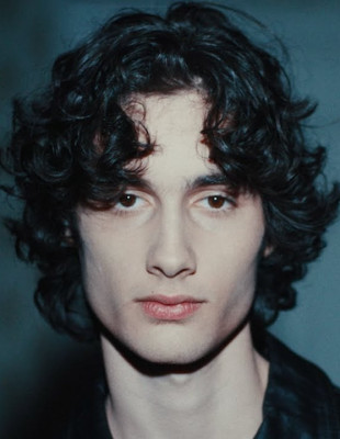 Ο Sombr για πρώτη φορά στο Saturday Night Live: Η ερμηνεία του ﻿viral τραγουδιού του “12 to 12”