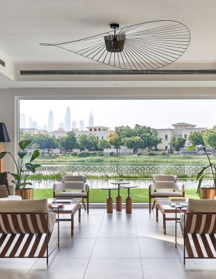 Ένα σπίτι σε μία λίμνη του Ντουμπάϊ με εντυπωσιακή θεά και τροπική διακόσμηση