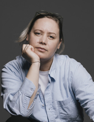 H βραβευμένη συγγραφέας και ηθοποιός Rene Karabash συζητά μαζί μας για το φύλο, την παράδοση και τον αγώνα για αυθεντικότητα