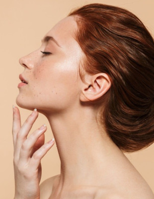 Oι κινήσεις που «σβήνουν» χρόνια από τον λαιμό σας 