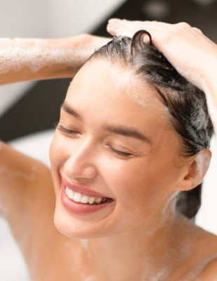 Η νέα viral ιαπωνική τεχνική που υπόσχεται να αλλάξει ριζικά τον τρόπο που λούζεστε 