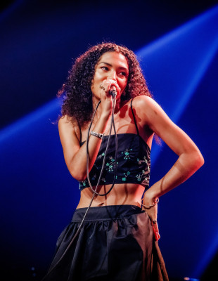 She Is The Moment: Γιατί η Olivia Dean είναι το πρόσωπο της pop σκηνής για το 2025;