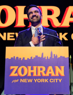 Ποιος είναι ο Zohran Mamdani, ο νέος και πρώτος μουσουλμάνος δήμαρχος που θα αλλάξει τη σύγχρονη πορεία της Νέας Υόρκης;