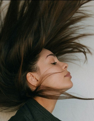 Ταλαιπωρείστε κι εσείς από την εποχική τριχόπτωση; Έτσι μπορείτε να την αντιμετωπίσετε αποτελεσματικά