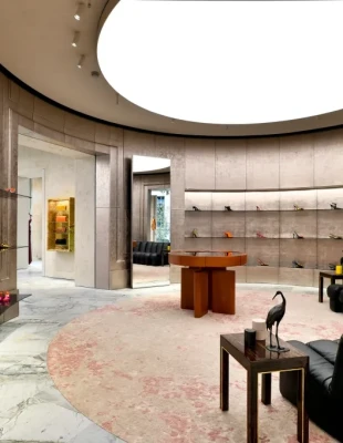 O οίκος Saint Laurent ανοίγει τις πόρτες της νέας εντυπωσιακής boutique της στην εμβληματική Avenue Montaigne του Παρισιού
