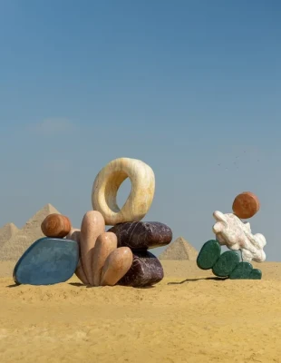 Οι Πυραμίδες της Γκίζας έχουν πλέον αντίπαλο: Μια νέα έκθεση με γλυπτά που τιμούν το γεωλογικό χρώμα