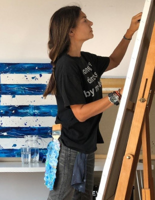 Με αφορμή το pop-up event «SUPER HEARTS που πραγματοποιείται σήμερα στη Θεσσαλονίκη, ανατρέχουμε στην εντυπωσιακή καλλιτεχνική πορεία της Καρολίνας Ροβύθη 