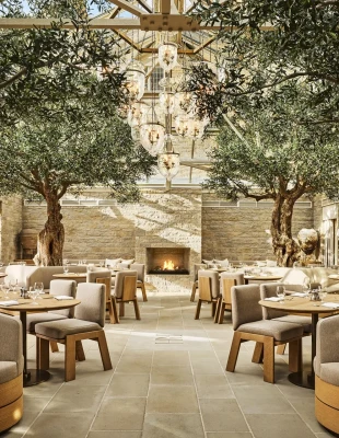 Μια ματιά στον νέο χώρο του RH England στο εμβληματικό Aynho Park, όπου η υψηλή γαστρονομία συναντά το design