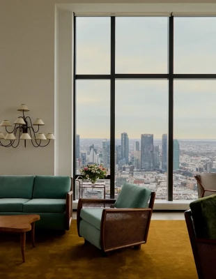 Μια εκπληκτική έκθεση που γιορτάζει τους διατλαντικούς δεσμούς του μοντερνισμού υψώνεται πάνω από το Μανχάταν