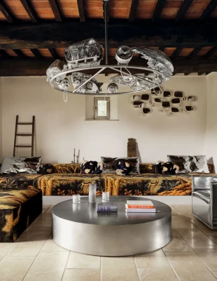 Ένα αγροτόσπιτο στην Τοσκάνη συνδυάζει απόλυτα την πέτρα με το μεταλλικό στοιχείο