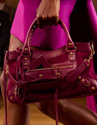 Τα χρώματα στις τσάντες που θα βλέπουμε παντού τη νέα σεζόν, σύμφωνα με τις SS26 πασαρέλες