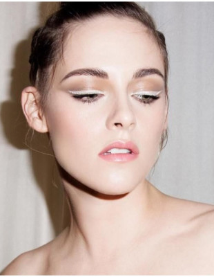 Cloud Dancer: Πώς να ενσωματώσετε το κορυφαίο χρώμα του 2026 σε κάθε τομέα της ομορφιάς 