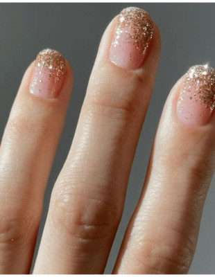 Glitter is the new Nude: Πώς να υιοθετήσετε το πιο festive μανικιούρ που θα τραβήξει τα βλέμματα 