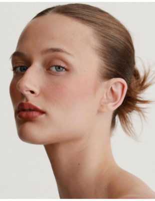 Οι makeup experts επιβεβαιώνουν ότι αυτή η πούδρα είναι το απόλυτο must-have για το πιο ξεκούραστο βλέμμα