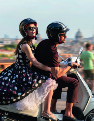 Emily in Paris: The Fashion Guide - Ένα βιβλίο αφιερωμένο στο iconic στιλ της σειράς με την υπογραφή της ενδυματολόγου Marylin Fitoussi