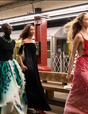 Chanel Métiers d’Art 2026: Η Νέα Υόρκη μέσα από το φαντασιακό σύμπαν του Matthieu Blazy