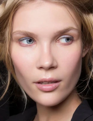 Η απρόσμενη απόχρωση mascara που αποτελεί το μυστικό για το πιο σαγηνευτικό βλέμμα