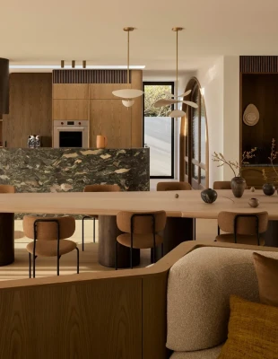 Μια κατοικία στο Σίδνεϊ από τη δεκαετία του '80 ισορροπεί μοναδικά ανάμεσα στη γαλήνια ατμόσφαιρα και τη vibrant αισθητική