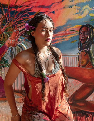 H εικαστικός Gisela McDaniel μιλά στο GLOW για την ιδιαίτερη Τέχνη της, με αφορμή την πρώτη της ατομική έκθεση στην Αθήνα με τίτλο “Pineptran Istreyas & Αχινός”