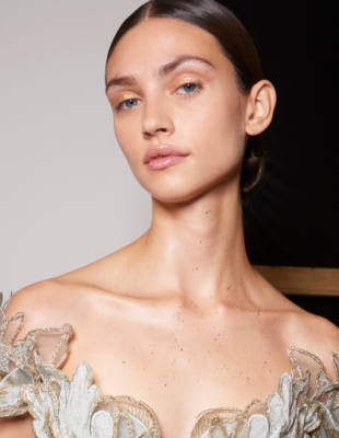 Golden Hour Makeup: Η νέα τάση στο μακιγιάζ που εγκρίνουν τα it-girls για τις γιορτινές εμφανίσεις σας 